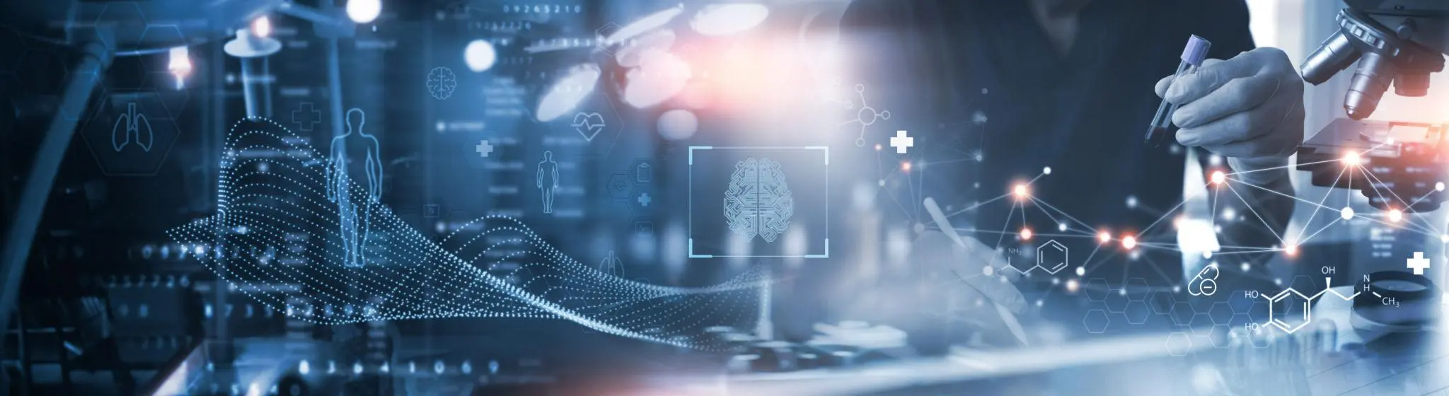 Equipo de investigación en salud revisando información clínica