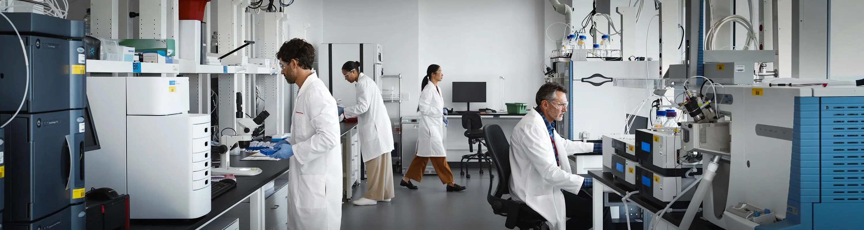 Profesionales de salud analizando resultados de investigación